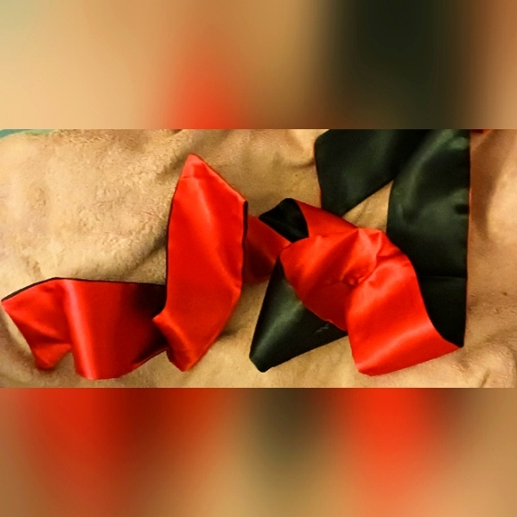 Set of black and red satin blindfolds - Picture 1 of 2